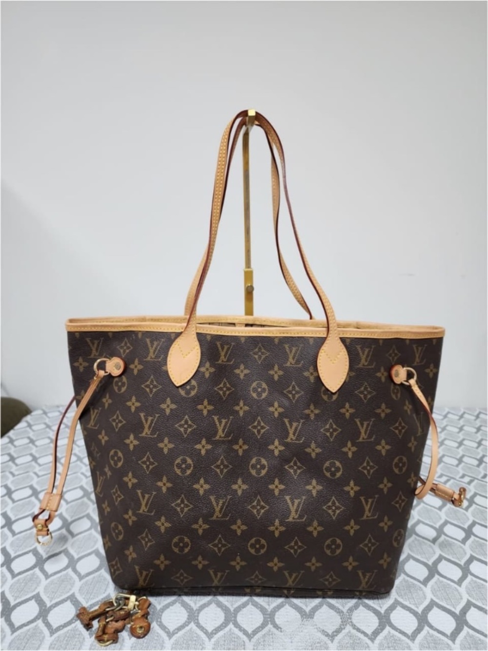 Authentic LOUIS VUITTON Monogram Canvas Neverfull MM Tote Bag Brown/Beige - Picture 4 of 15